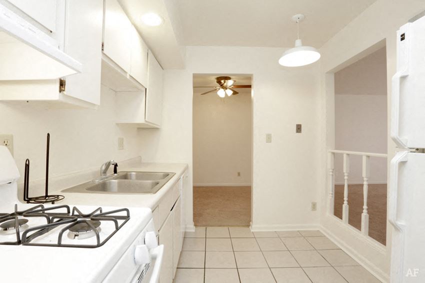 Versailles Place Apartments, 5145 East State Street, Rockford, IL